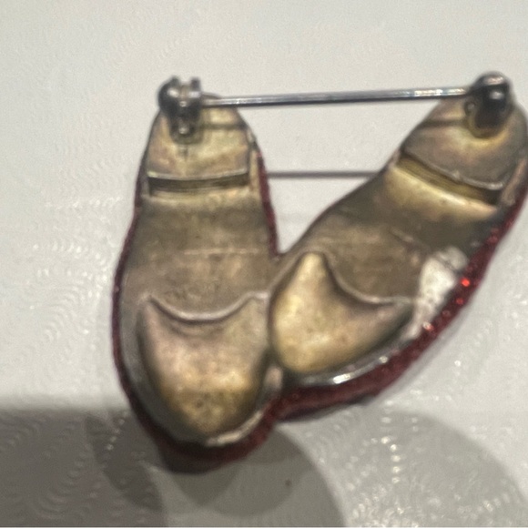 Wizard of Oz Dorothy’s Ruby Slippers Pin Vintage 1997 - Picture 4 of 4